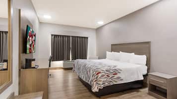 Een bureau, een strijkplank/strijkijzer, gratis babybedden, extra bedden