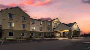Un hotel de varios pisos con techo plano y entrada cubierta.
