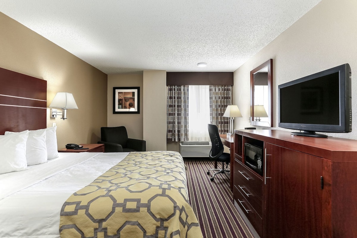 Premium bedding, down comforters, desk, blackout drapes