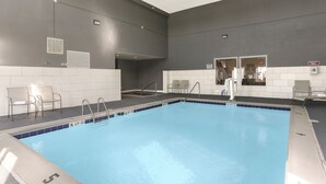 Una piscina con agua cristalina, una marca de profundidad de 1,5 metros y una marca de profundidad de 1,2 metros.