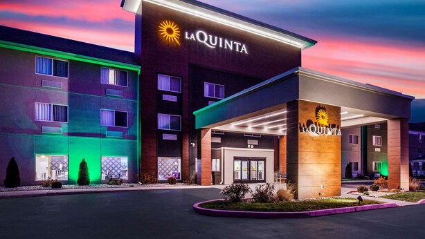Hotel La Quinta con un diseño moderno, que presenta una entrada destacada y una fachada bien iluminada.