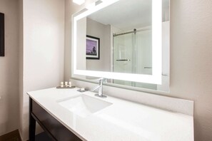 Combined shower/bathtub, hair dryer, towels - La Quinta Inn & Suites by Wyndham Elkhart (Elkhart)