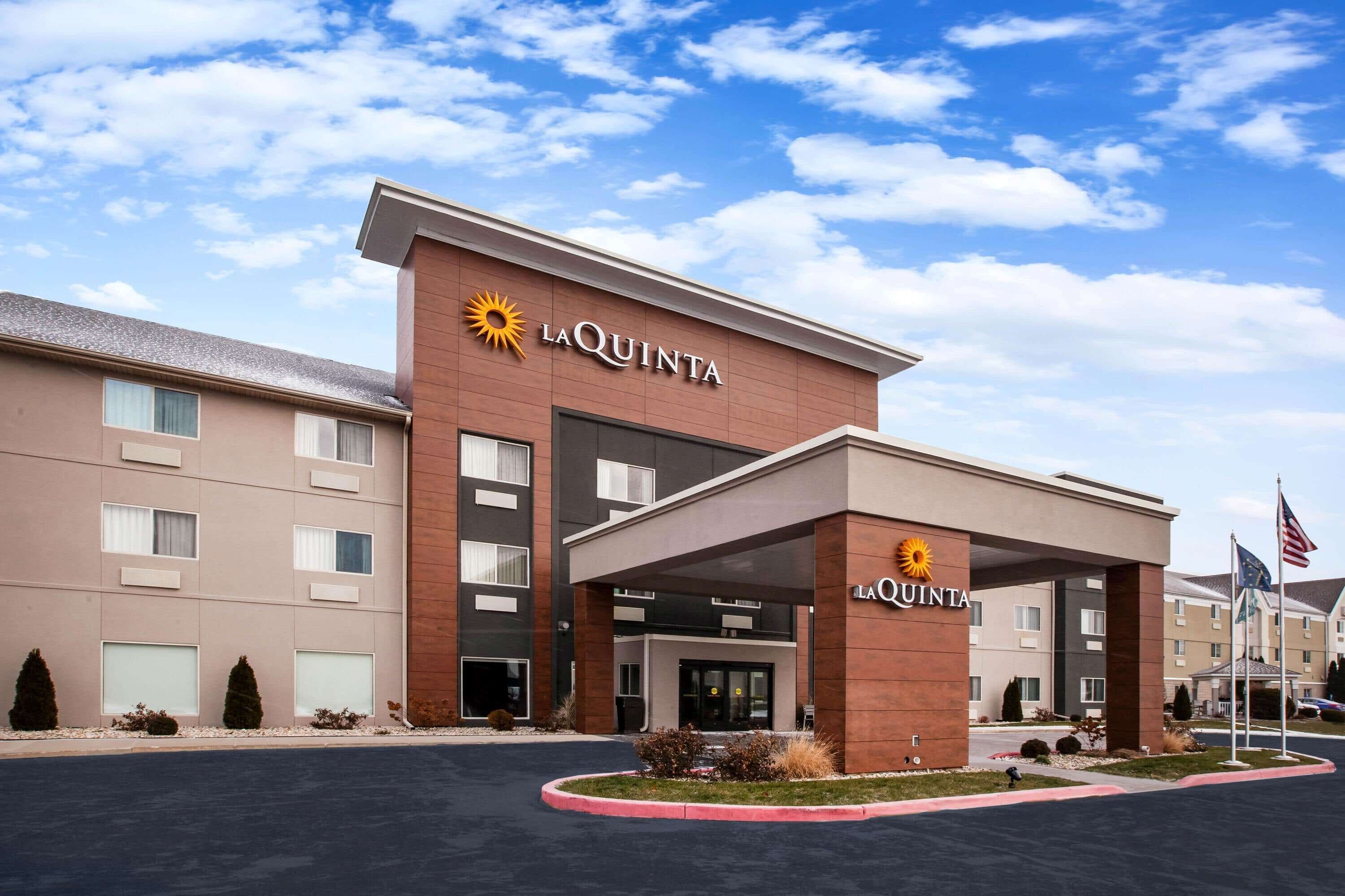 Un hôtel La Quinta doté d’une façade moderne, d’une entrée abritée et d’un parking.