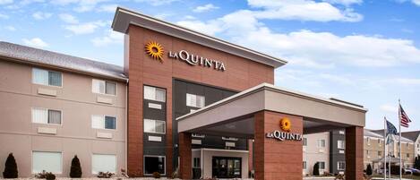 Un hôtel La Quinta doté d’une façade moderne, d’une entrée abritée et d’un parking.