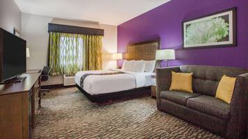 Brankas, meja kerja, setrika/meja setrika, dan tempat tidur bayi gratis