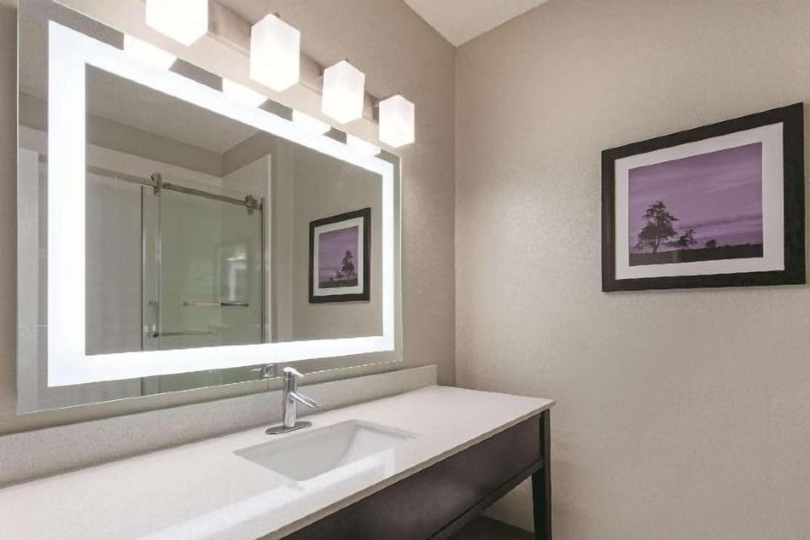 Bathroom | Combined shower/bathtub, hair dryer, towels