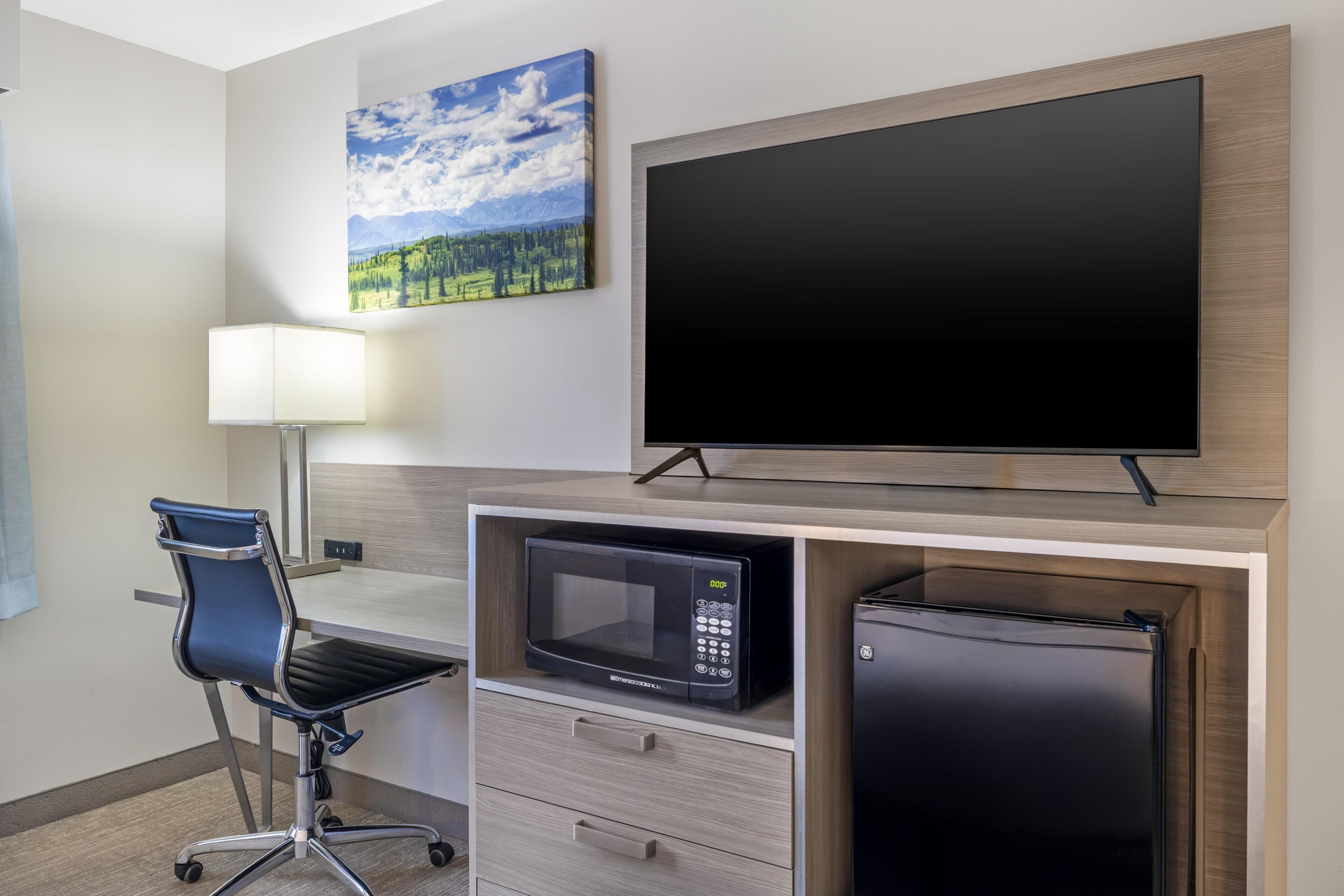 Standard Room, 1 Queen Bed, Accessible, Bathtub | Pillowtop beds, in-room safe, iron/ironing board, free WiFi