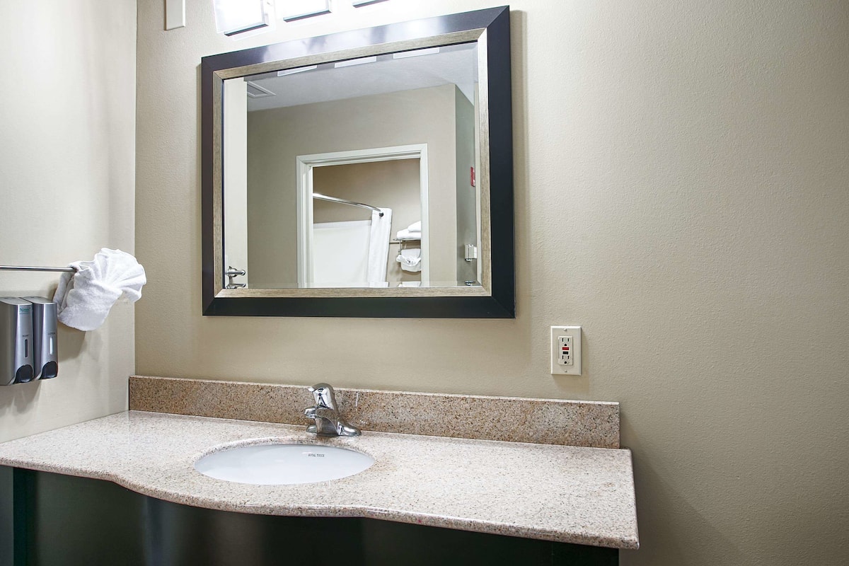 free toiletries, towels