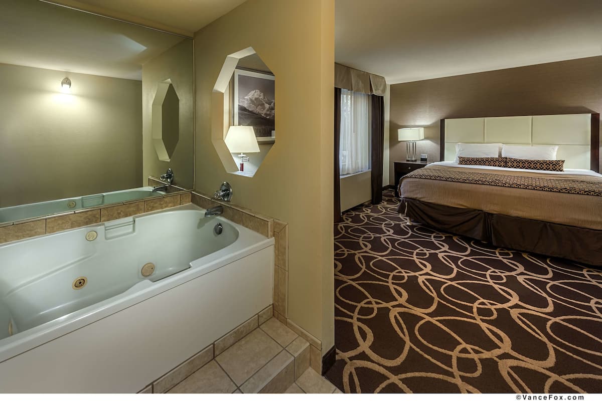 Suite, 1 King Bed, Non Smoking, Jetted Tub | Pillowtop beds, in-room safe, iron/ironing board, free WiFi
