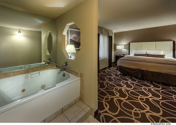 أسرّة بطبقة علوية مريحة وخزنة داخل الغرفة ومكواة/لوح كي وواي فاي مجانًا