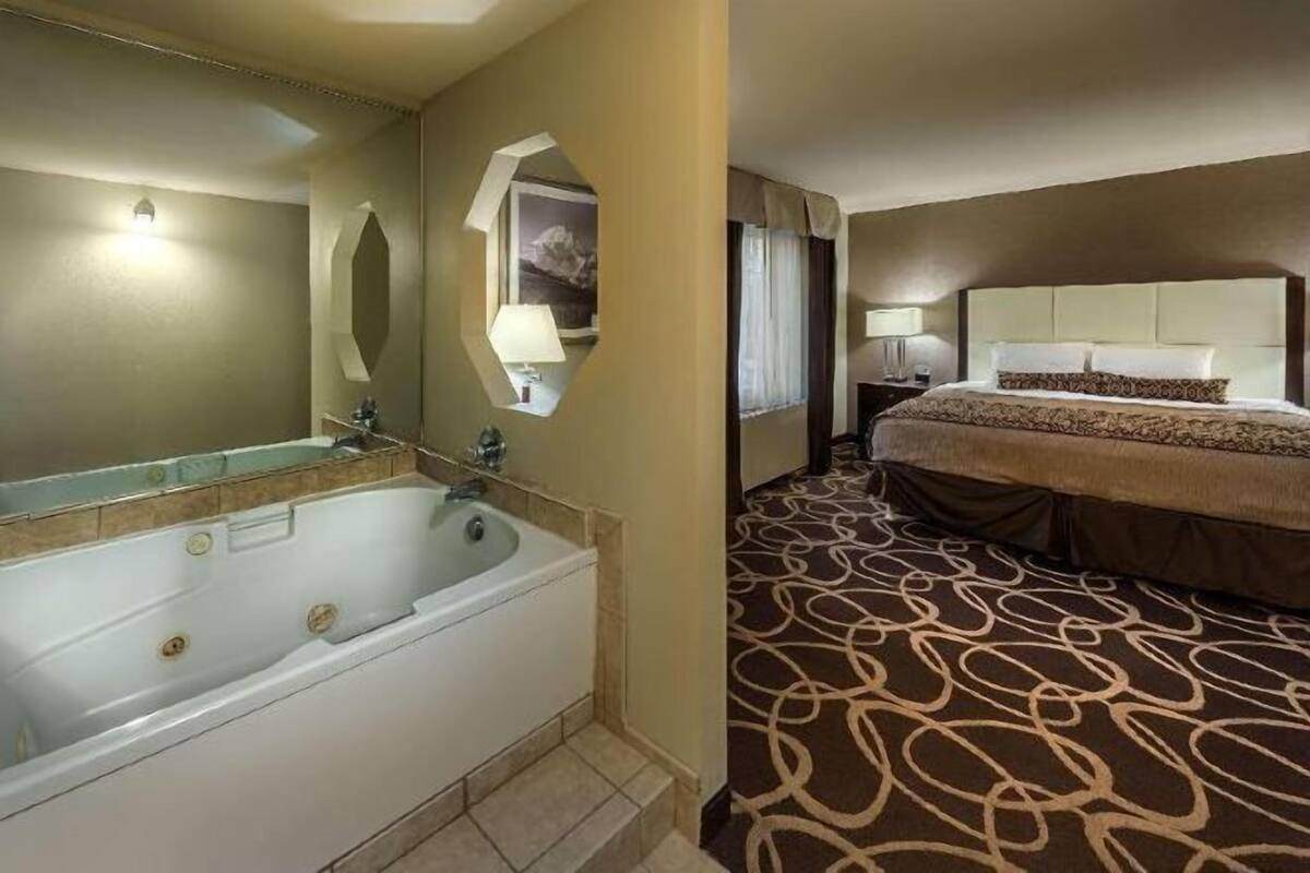 Pillowtop beds, in-room safe, iron/ironing board, free WiFi