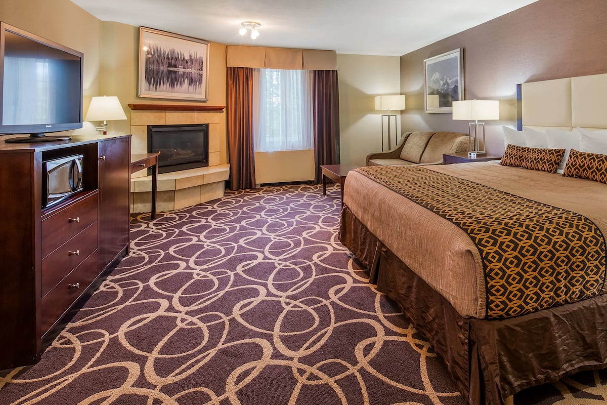 Suite, 1 King Bed, Non Smoking, Fireplace | Pillowtop beds, in-room safe, iron/ironing board, free WiFi