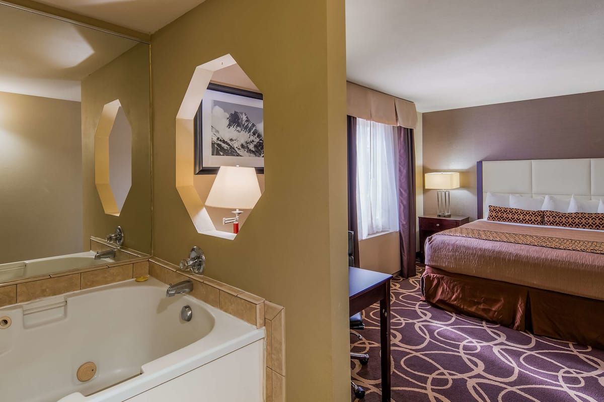 suite, 1 king bed, non smoking, jetted tub | 1 bedroom, pillow-top beds, in-room safe, iron/ironing board