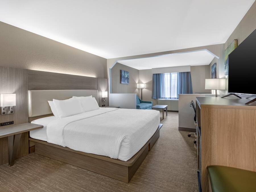 Pillow-top beds, in-room safe, iron/ironing board, free WiFi