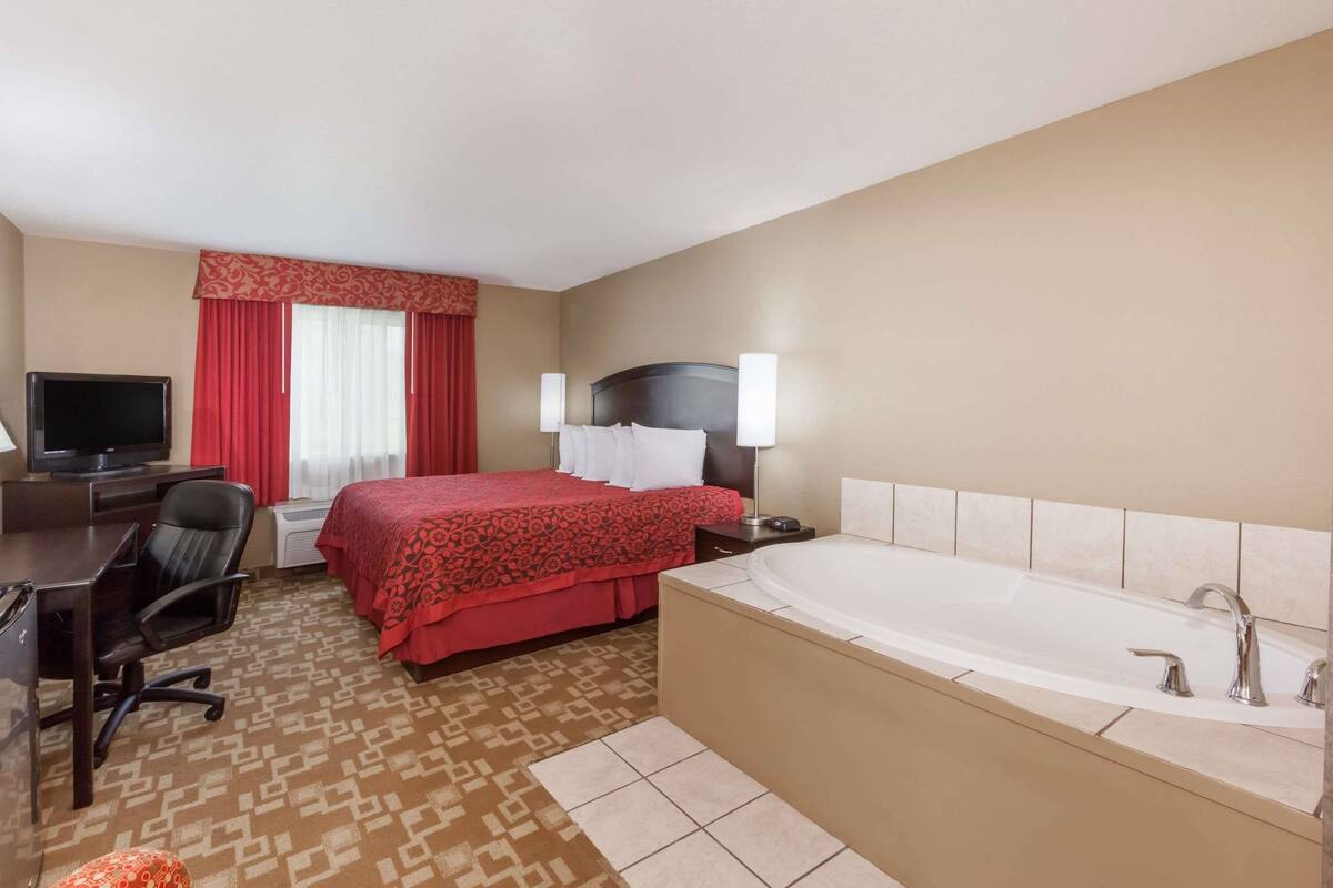 Phòng Suite, 1 giường cỡ king, bồn tắm thủy lực | Bộ đồ giường cao cấp, bàn, bàn ủi/dụng cụ ủi quần áo 