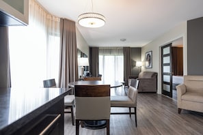 1 King Bed, Accessible, Non Smoking (Mobility, Water Front) (PETS ALLOWED)