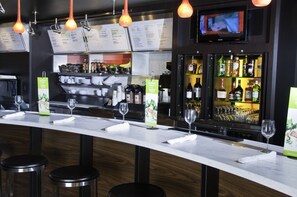 Bar (trong khuôn viên)