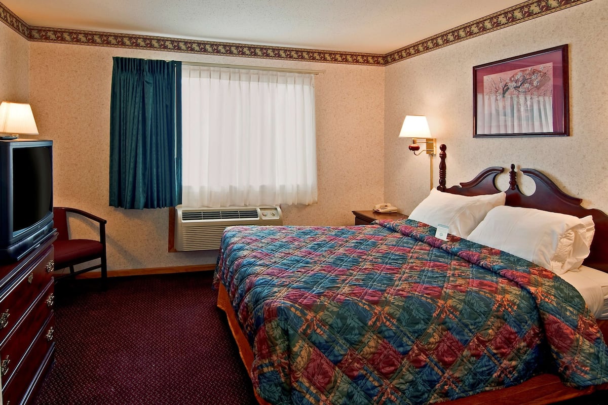 Room, 1 King Bed, Non Smoking | Desk, iron/ironing board, WiFi (free), alarm clocks
