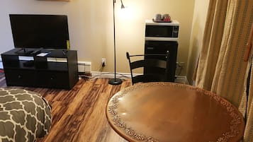 Comfort Room, 1 Queen Bed, City View