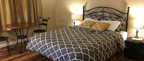 Quarto conforto, 1 cama Queen, vista para a cidade | Cofres nos quartos, escrivaninha, Wi-Fi de cortesia