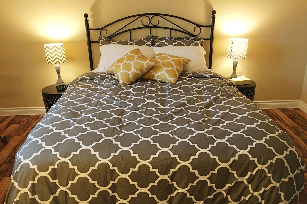 Comfort Room, 1 Queen Bed, City View