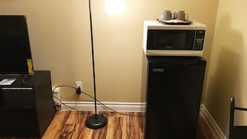 Comfort Room, 1 Queen Bed, City View | In-room safe, desk, free WiFi