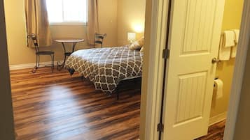 Comfort Room, 1 Queen Bed, City View | In-room safe, desk, free WiFi