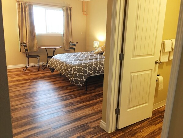 Comfort Room, 1 Queen Bed, City View