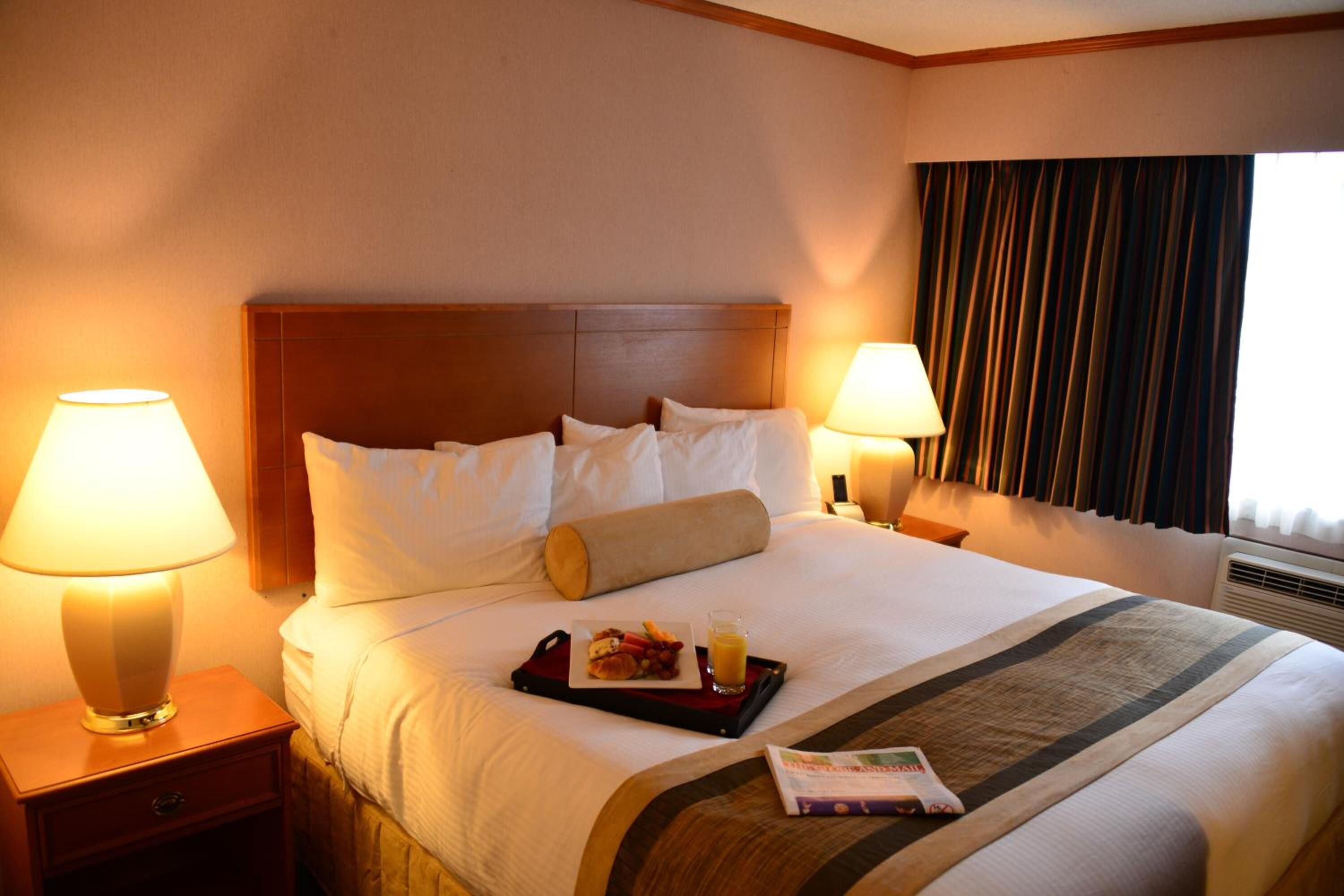 Luxe beddengoed, pillowtop-bedden, een bureau, geluiddichte muren