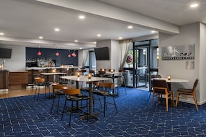 Bar (trong khuôn viên)