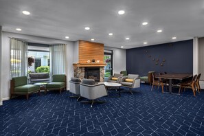 Lobby lounge - Courtyard by Marriott Anchorage Airport (Anchorage)