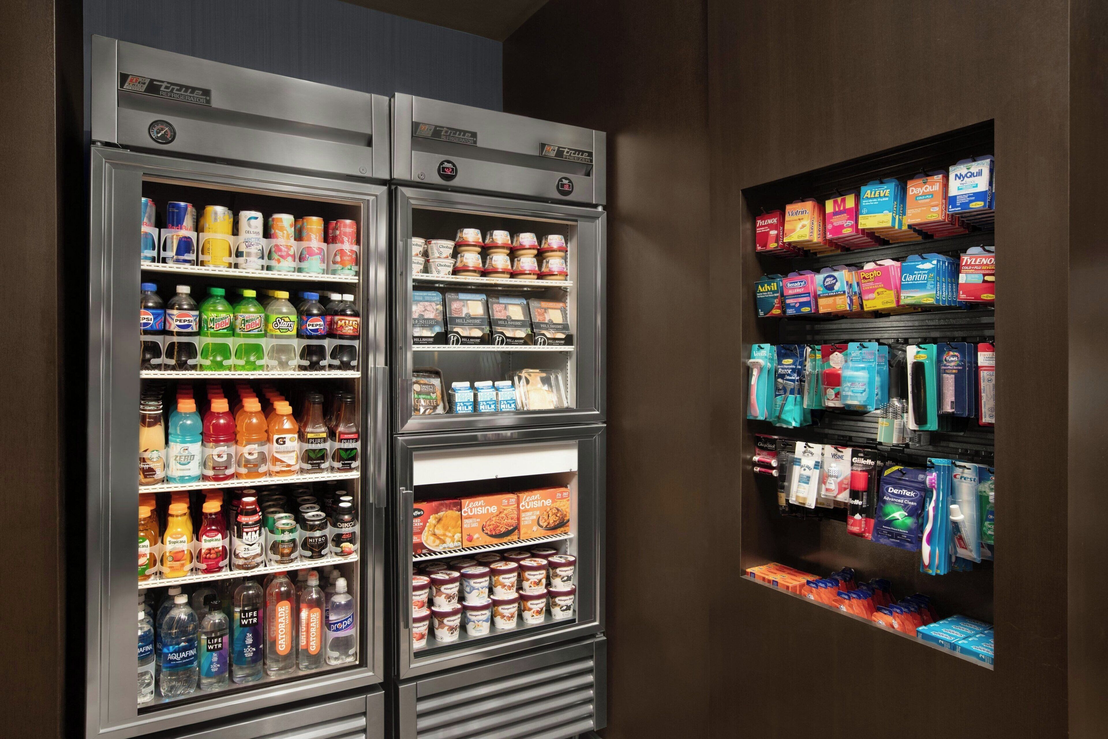 Máquina expendedora con diversas bebidas y snacks, incluyendo gaseosas, bebidas energéticas y helados.