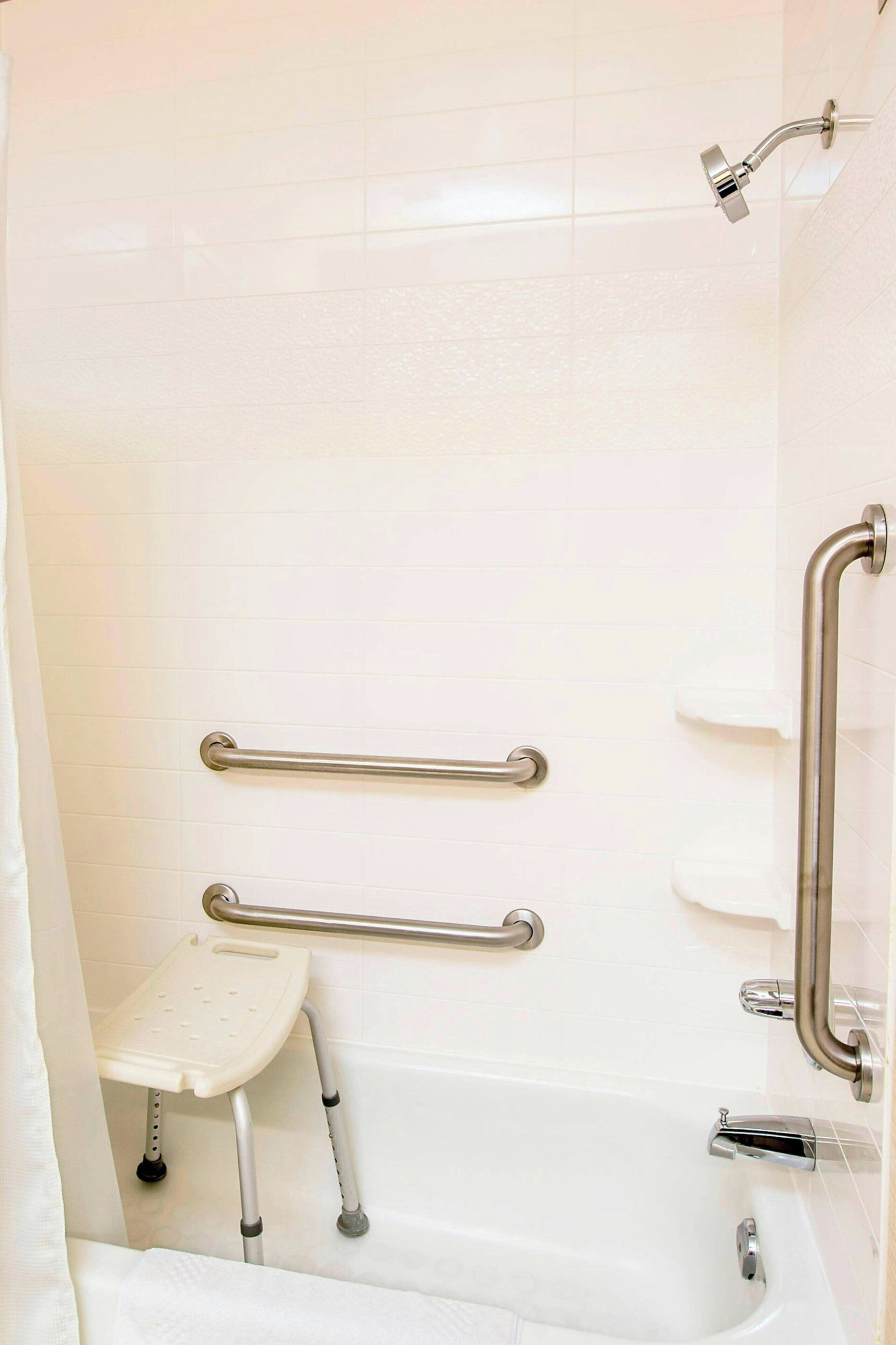 room, 1 king bed, non smoking | bathroom | combined shower/bathtub, free toiletries, hair dryer, towels