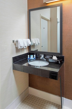 Combined shower/bathtub, free toiletries, hair dryer, towels