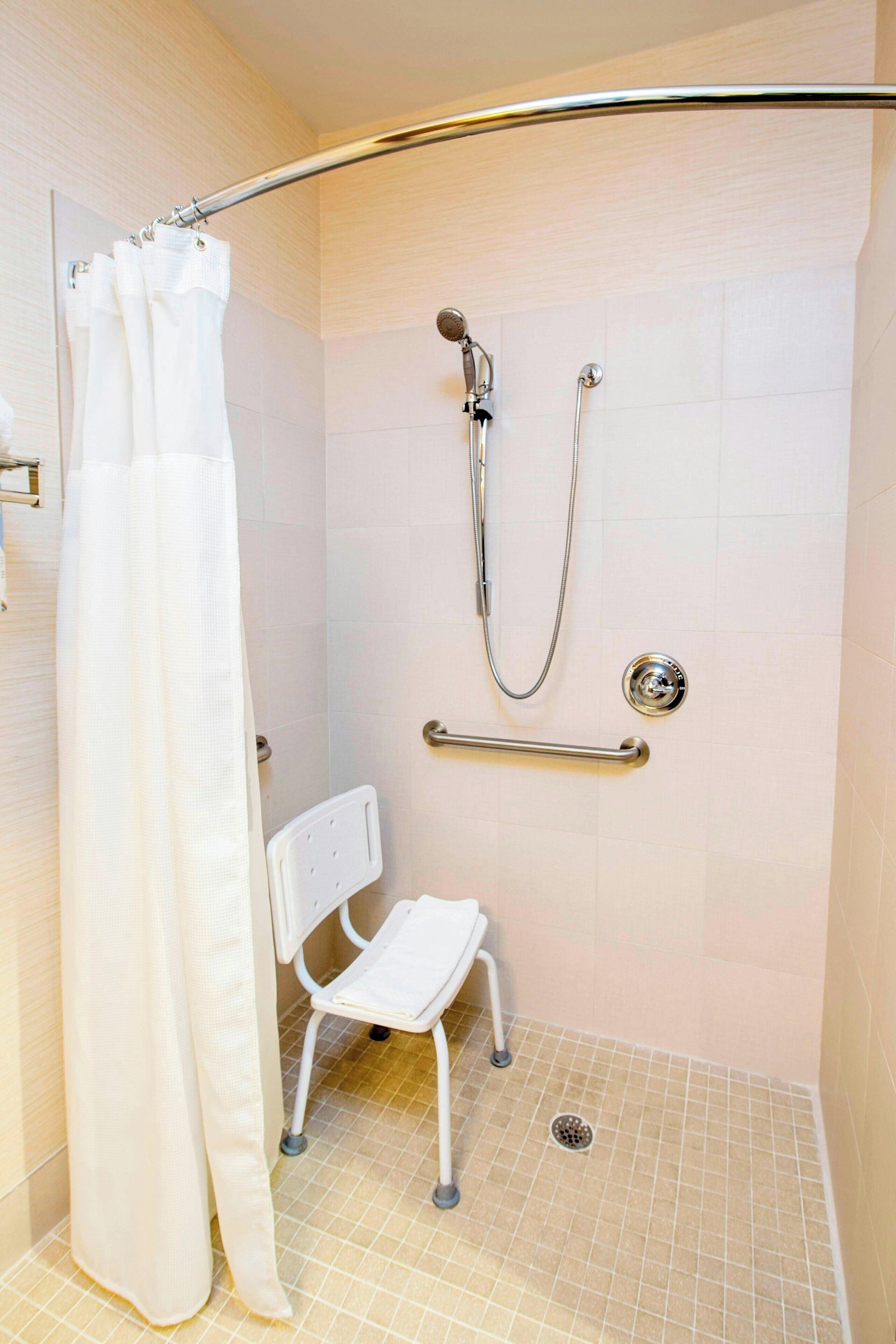 room, 1 king bed, non smoking | bathroom | combined shower/bathtub, free toiletries, hair dryer, towels