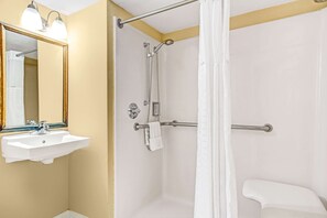 Combined shower/tub, free toiletries, towels