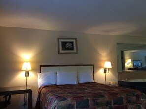 Standard Room, 1 King Bed, Non Smoking | In-room safe, iron/ironing board, free WiFi, bed sheets