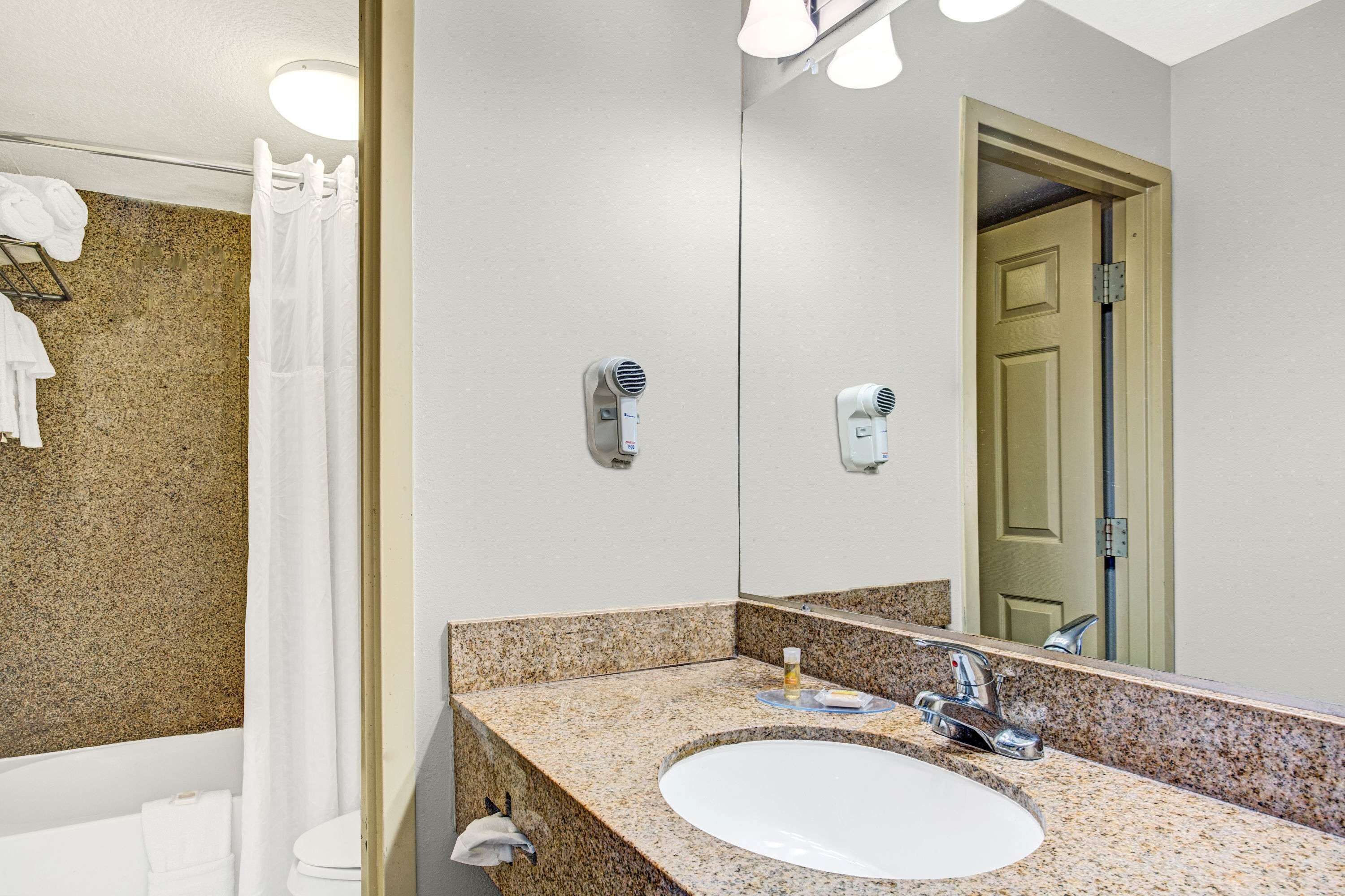 Combined shower/tub, free toiletries, towels