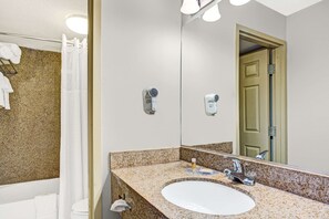 Combined shower/tub, free toiletries, towels