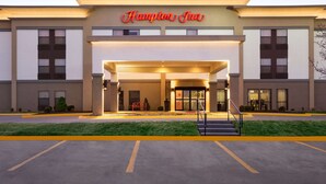 A Hampton Inn hotel entrance with a modern design, featuring a prominent sign, a covered entryway, and a parking lot. - Hampton Inn Wichita-East (Wichita)