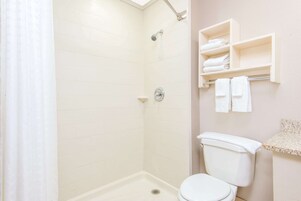 Produtos de toalete grátis, secador de cabelo, toalhas de banho 