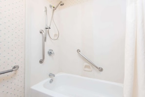 Articles de toilette (gratuits), séchoir à cheveux, serviettes fournies