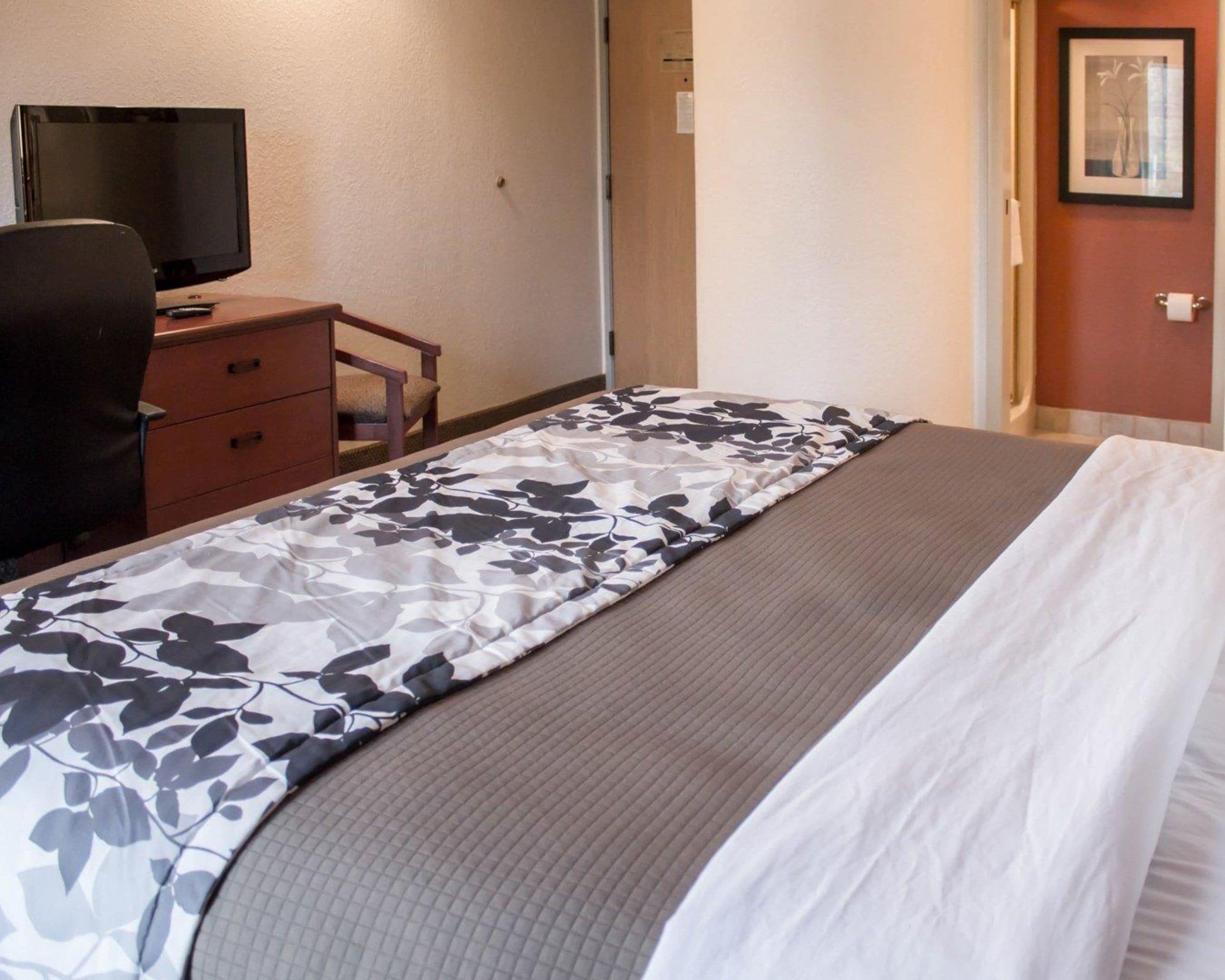 standard room, 1 king bed, non smoking | pillow-top beds, desk, laptop workspace, blackout curtains