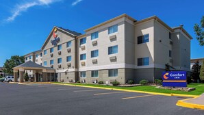 A Comfort Inn hotel with a modern design, featuring a covered entrance and multiple floors. - Comfort Inn Wichita East (Wichita)