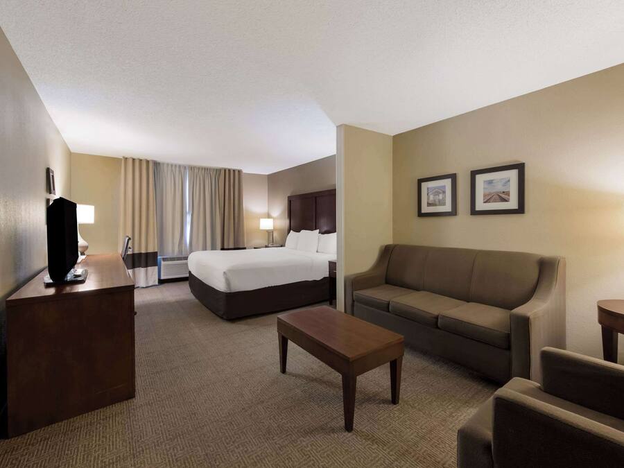 Suite, non fumatori | Biancheria da letto ipoallergenica, una scrivania, tende oscuranti