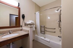 Hypo-allergenic bedding, desk, blackout drapes, iron/ironing board - Comfort Inn Wichita East (Wichita)