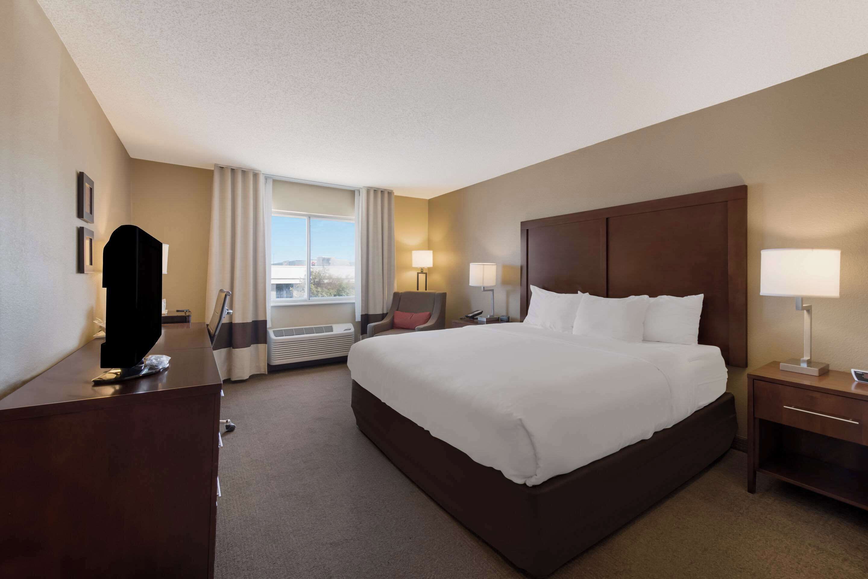 standard room, 1 king bed, non smoking | hypo-allergenic bedding, desk, blackout curtains, iron/ironing board