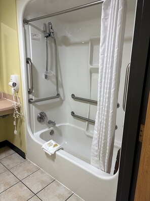 Chambre, 2 grands lits, accessible aux personnes à mobilité réduite (Mobility, Tub w/ Grab Bars) | Salle de bain