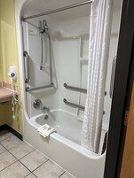 Quarto, 2 camas Queen, acessível, para não fumantes (Mobility, Tub w/ Grab Bars) | Banheiro
