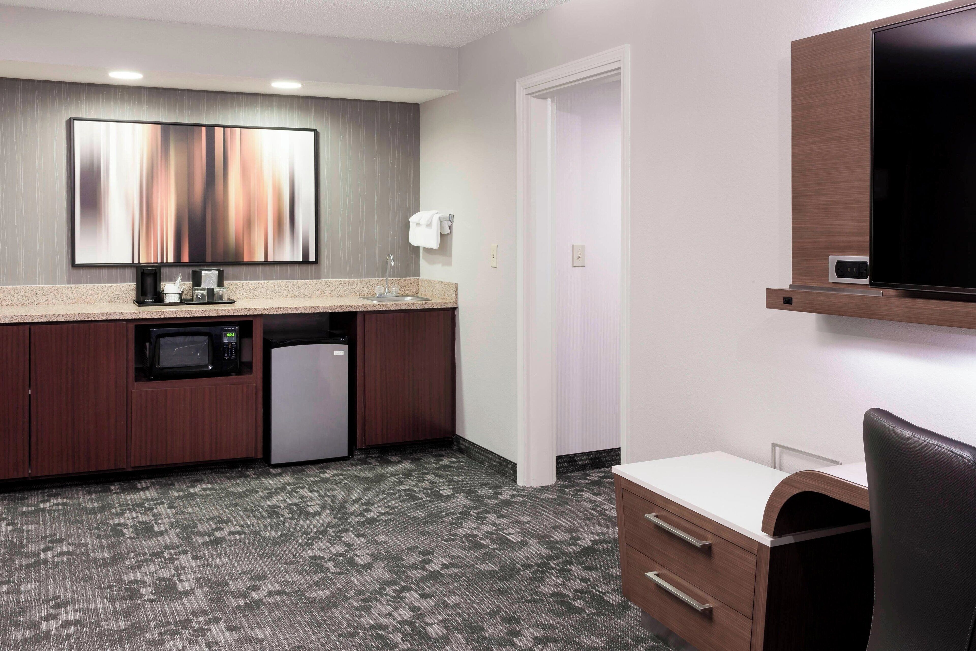 suite, 1 king bed with sofa bed, balcony | bar (on property)